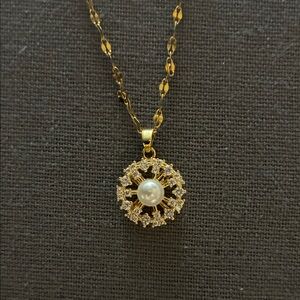 Elegant Spinner Gold and Pearl Pendant Necklace